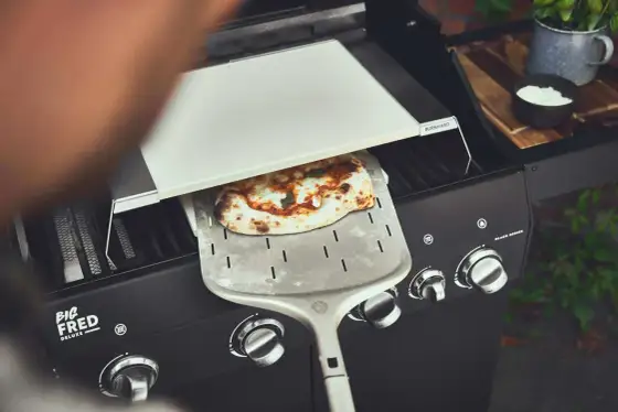 Pizza vom Gasgrill - So gelingt sie perfekt!