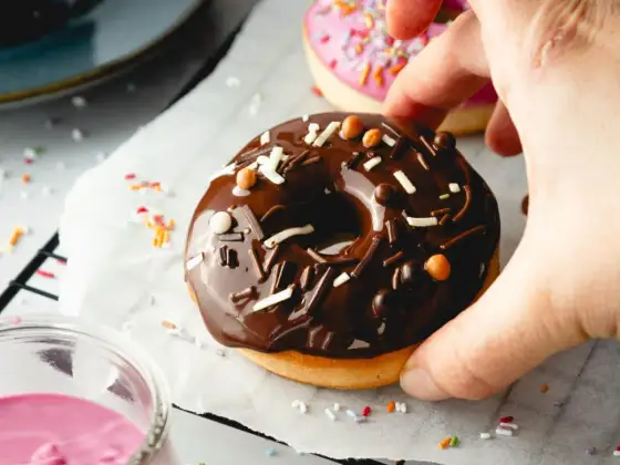 Ofen-Donuts backen - So gelingen sie perfekt & fluffig